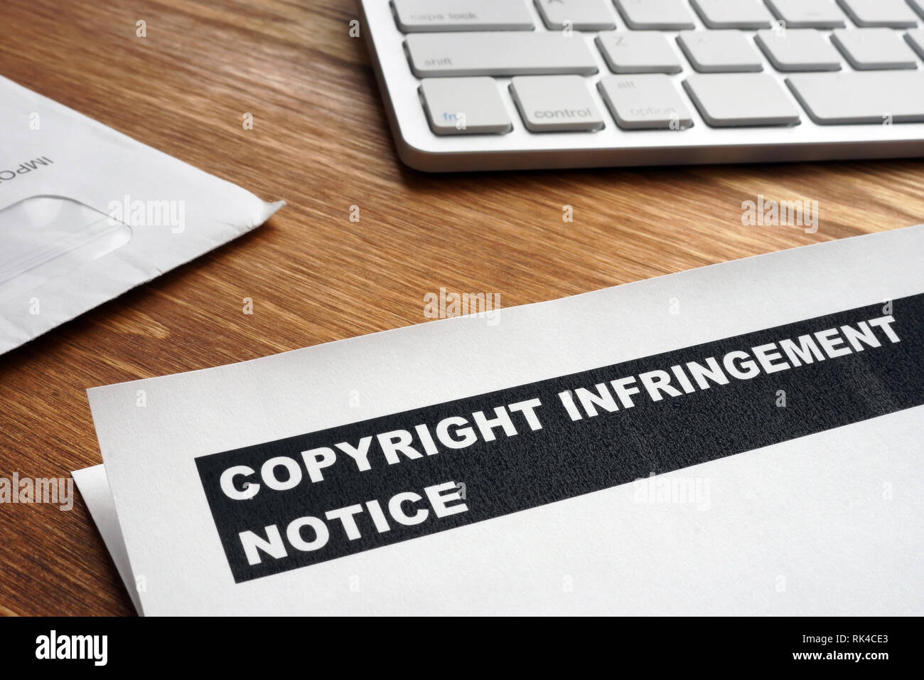 Brief mit Urheberrechtsverletzungen Hinweis auf einen Schreibtisch. Stockfoto