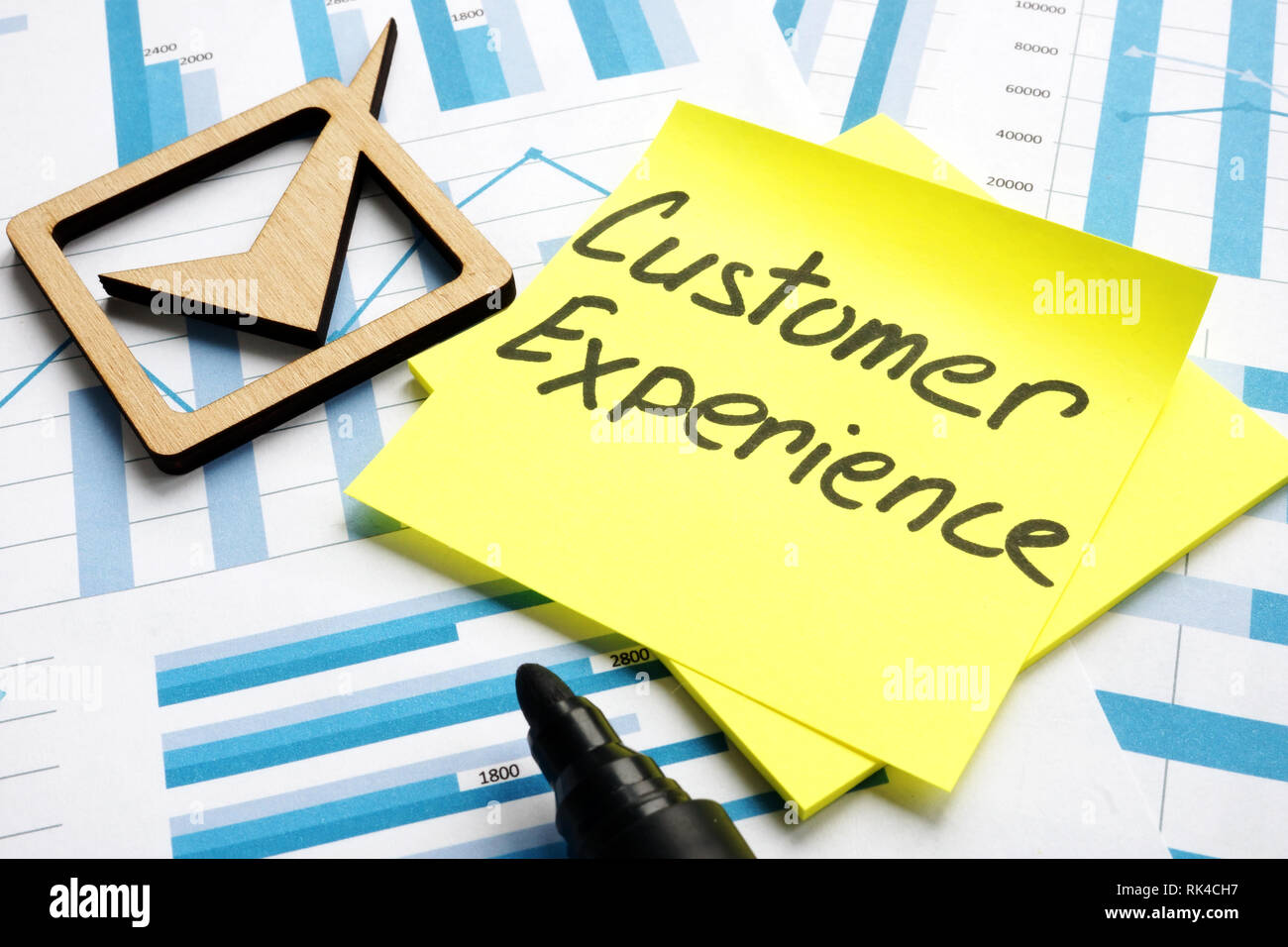 Customer Experience Management. Geschäftliche Dokumente und Grafiken. Stockfoto