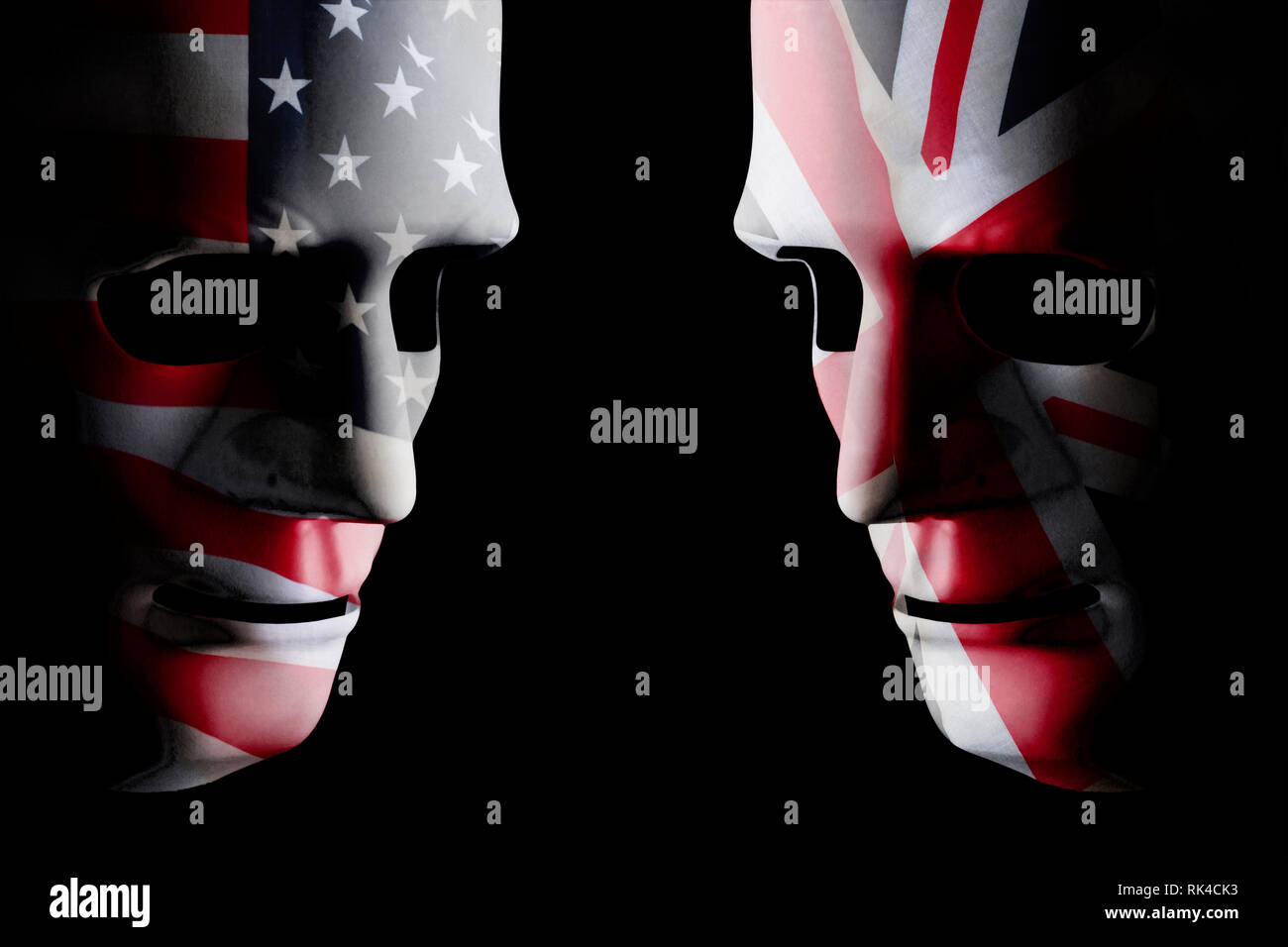 USA und GB Face off Kopf mit menschlichen geformten Masken mit nationalen Flaggen abgedeckt. Schwarzer Hintergrund Platz für Text Stockfoto