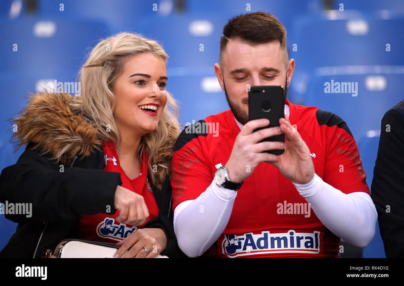Wales Fans auf den Tribünen während der Guinness sechs Nationen Match im Stadio Olimpico, Rom. Stockfoto