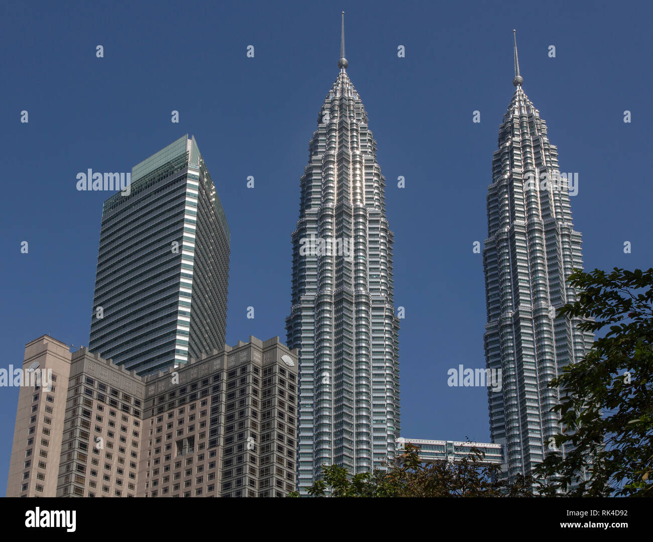 Bezieht sich Türme vor blauem Himmel, Kuala Lumpur, Malaysia Stockfoto