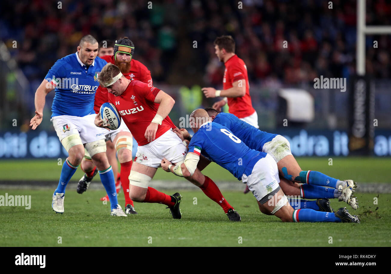 Wales' Aaron Wainwright wird während des Guinness sechs Nationen Match im Stadio Olimpico, Rom in Angriff genommen. Stockfoto