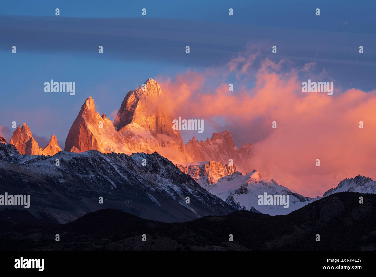 Mount Fitzroy und Cerro Poincenot bei Sonnenaufgang von Mirador Condores im Parque Nacional Los Glaciares in der Nähe von El Chaltén, Patagonien, Argentinien. Stockfoto