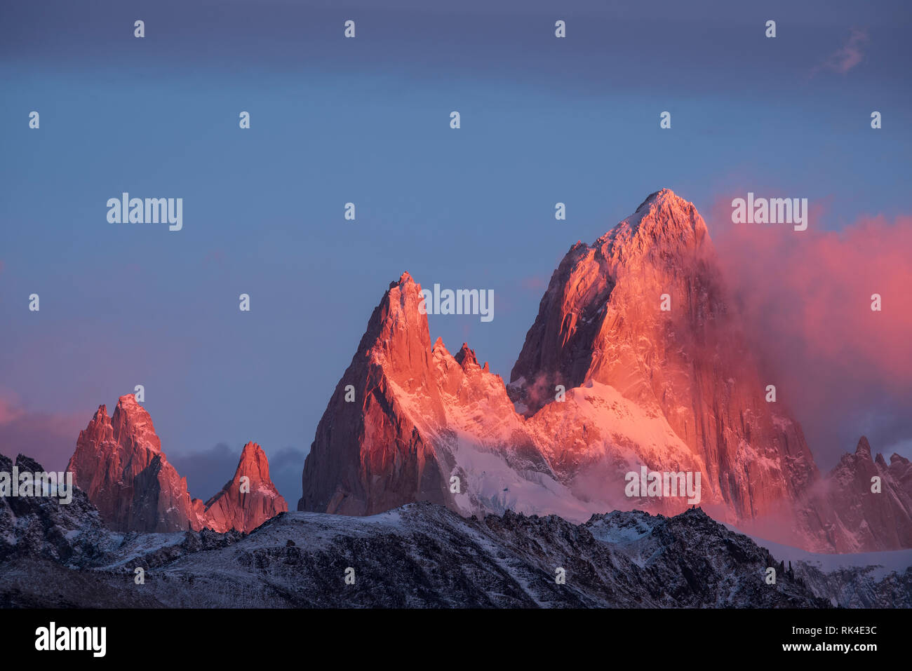 Mount Fitzroy und Cerro Poincenot bei Sonnenaufgang von Mirador Condores im Parque Nacional Los Glaciares in der Nähe von El Chaltén, Patagonien, Argentinien. Stockfoto