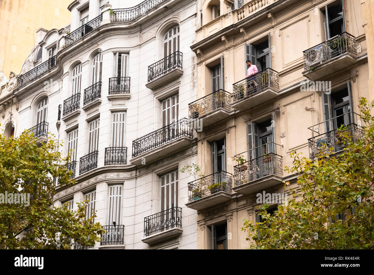 Apartment Gebäude in der Avenida de Mayo in der historischen Innenstadt von Buenos Aires, Argentinien. Stockfoto