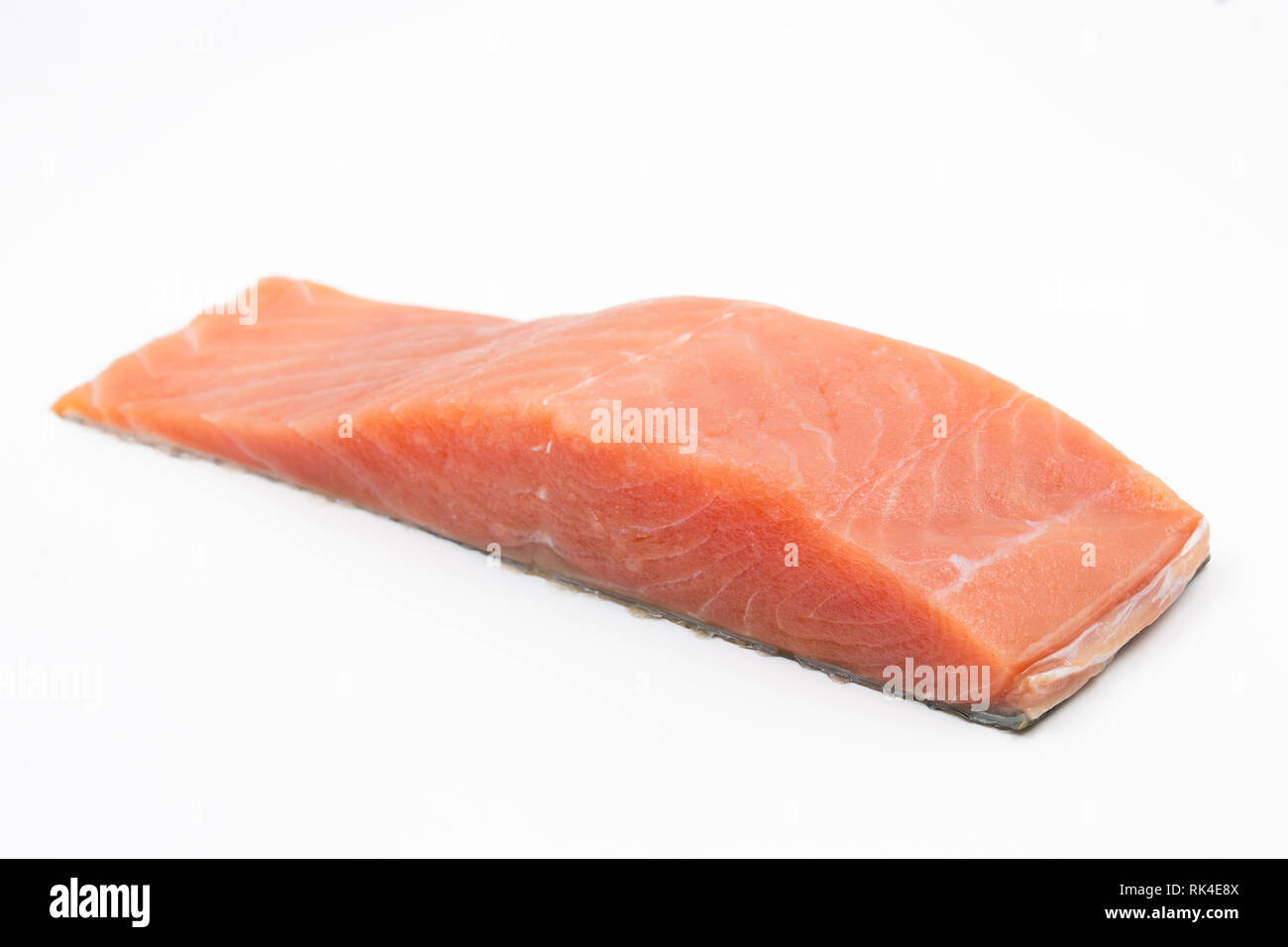 Eine einzelne, roh Keta Lachs filet, Oncorhynchus keta, gekauft von einem Supermarkt in Großbritannien und fing der nordöstlichen Pazifik. England UK GB. Foto Stockfoto