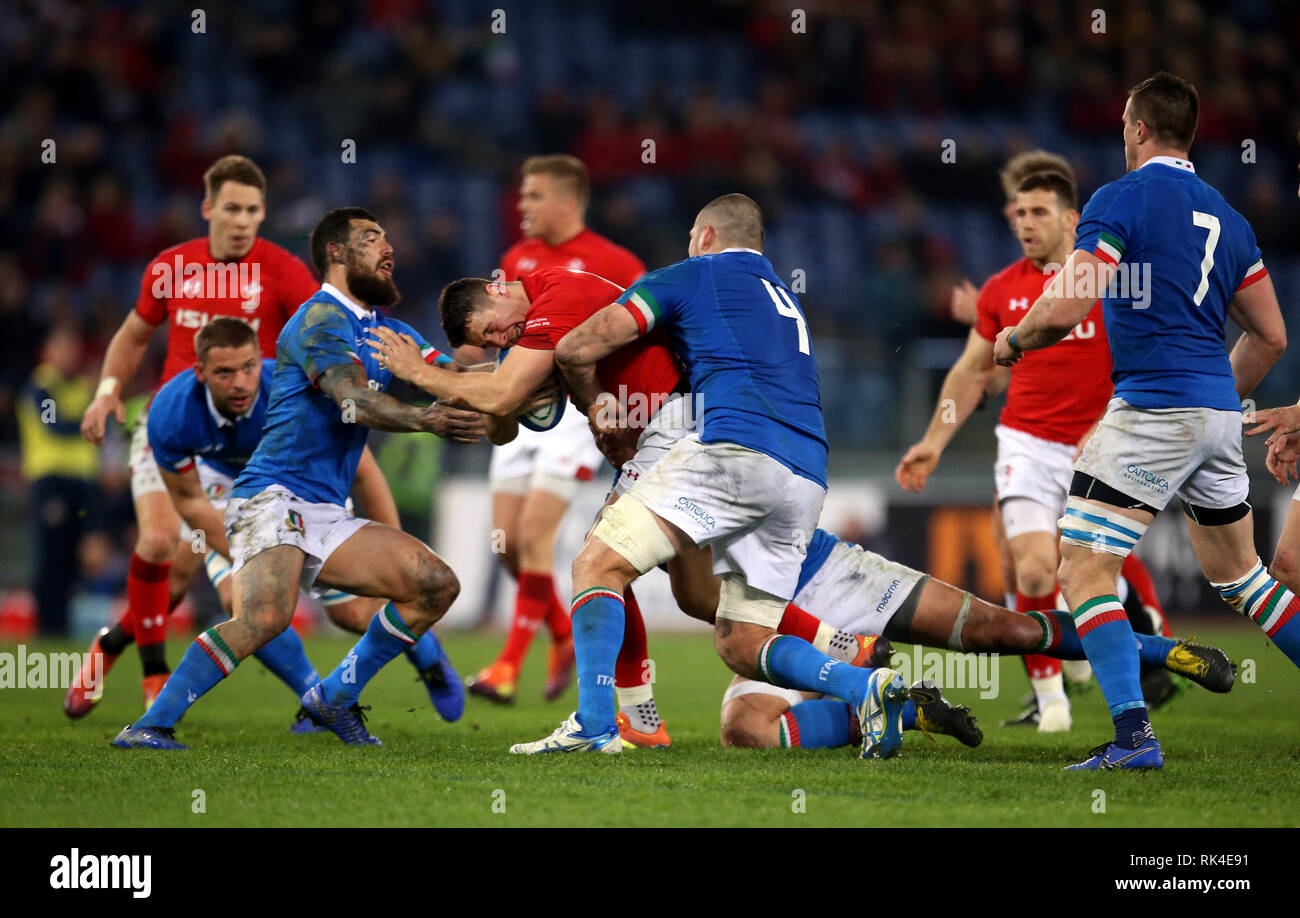 Wales' Owen Watkin wird während des Guinness sechs Nationen Match im Stadio Olimpico, Rom in Angriff genommen. Stockfoto