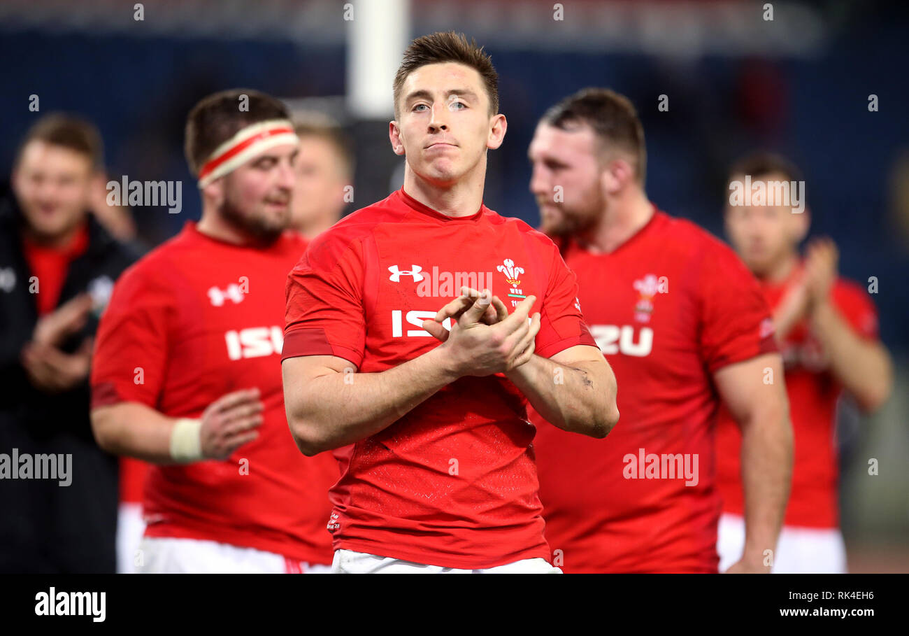 Wales' Josh Adams begrüßt die Fans nach dem Guinness sechs Nationen Match im Stadio Olimpico, Rom. Stockfoto
