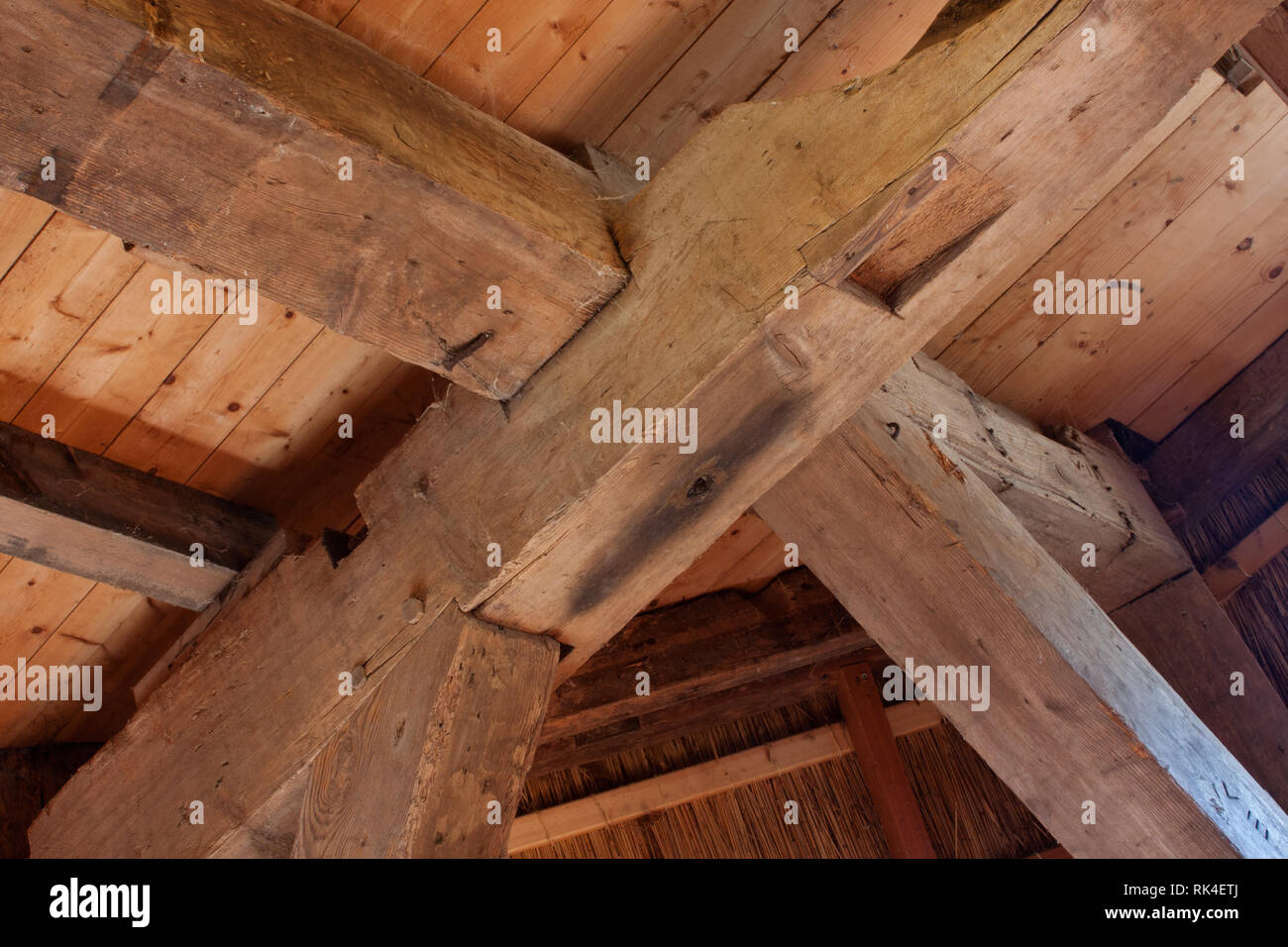 Detail eines alten schweren Holzrahmen, die Pfosten- und Balkenkonstruktion in einem antiken Gebäude Stockfoto