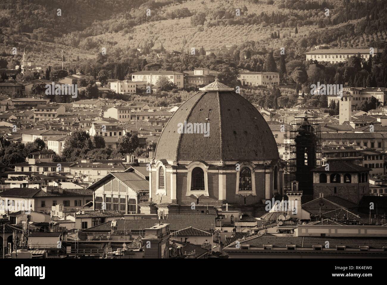Blick von der Dachterrasse mit Kuppel der Medici-Kapelle in Italien Florenz Stockfoto