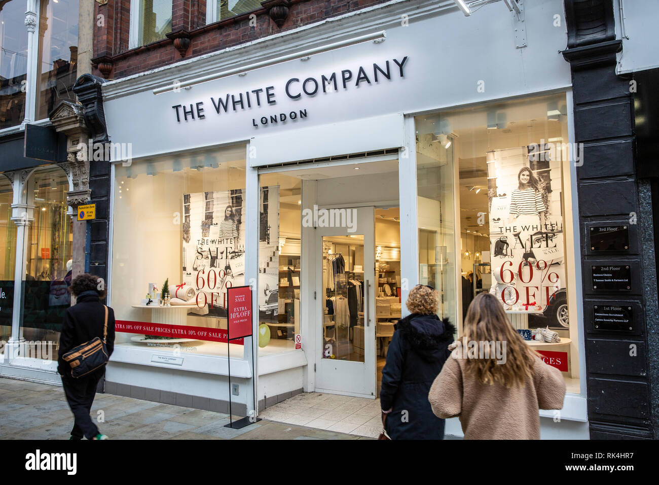 Die weiße Gesellschaft von London, hier einen laden im Stadtzentrum von Manchester, Manchester, England Stockfoto