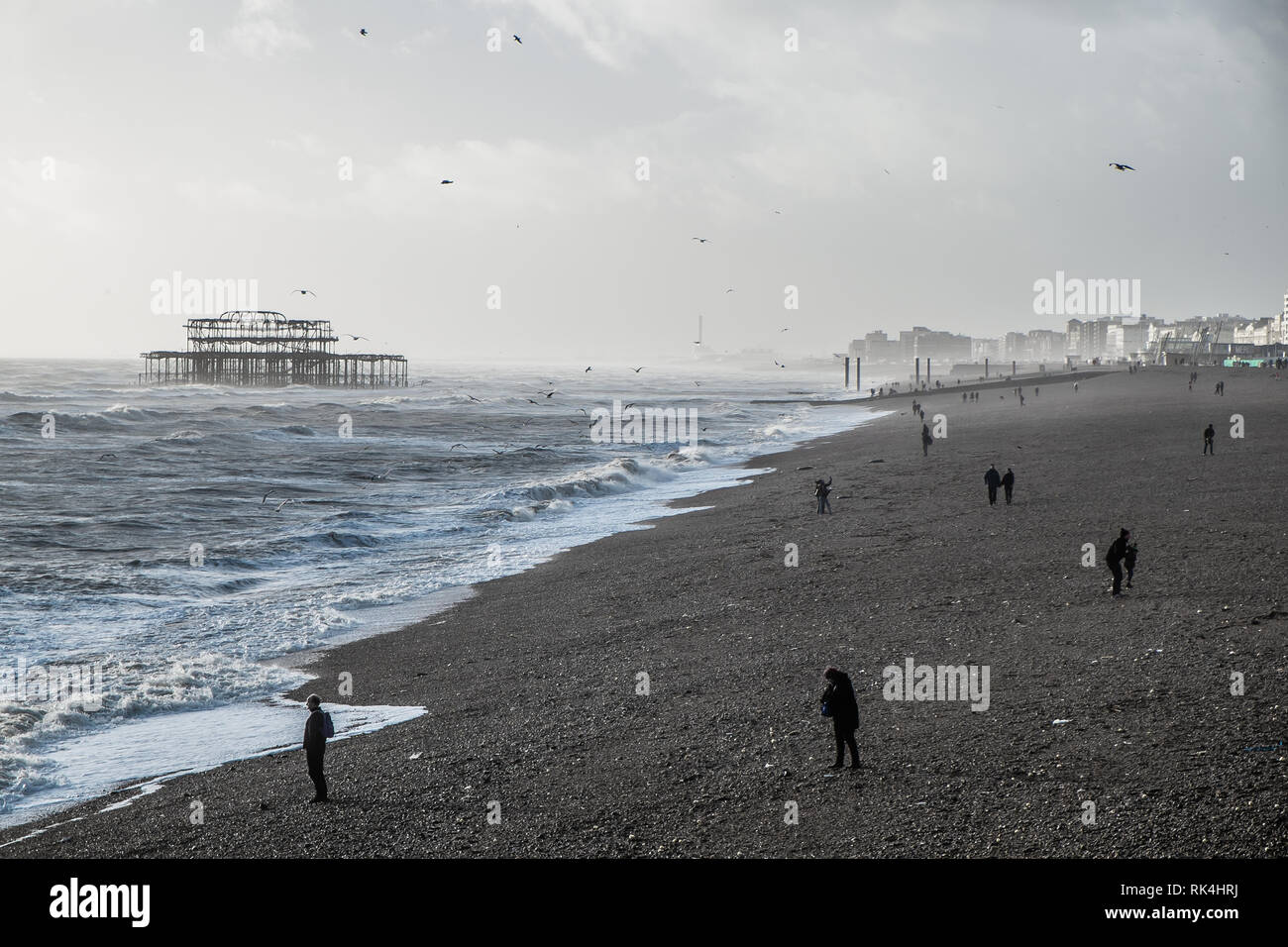 Brighton Beach an der verfallenen Suchen bleibt der West Pier von Palace Pier Stockfoto