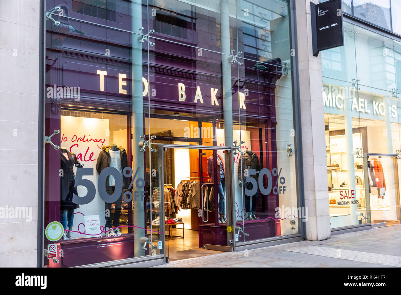 Ted Baker und Michael Kors Geschäfte und Geschäfte in der New Cathedral Street, Manchester City Centre, England, Großbritannien Stockfoto