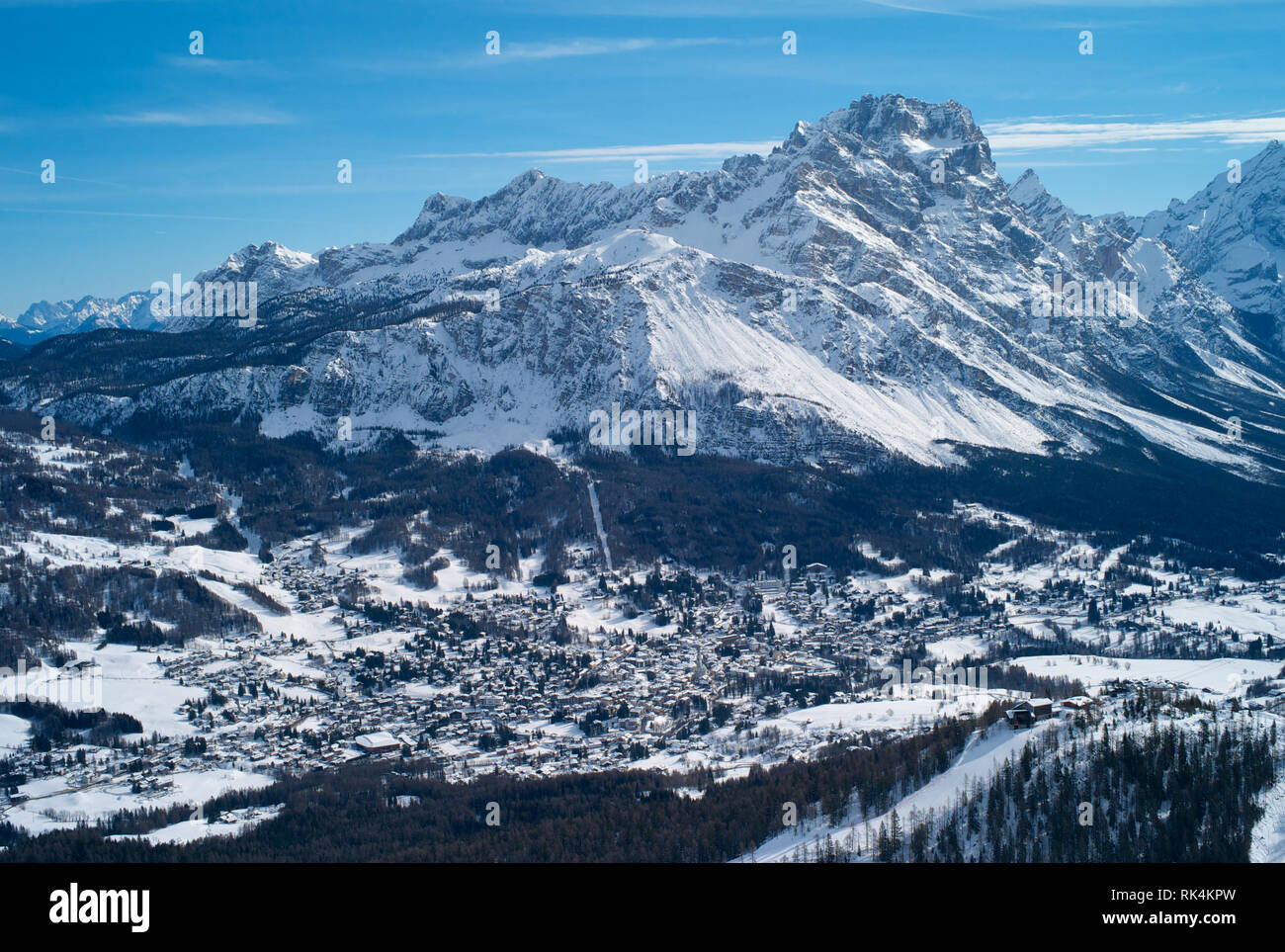 Das romantische, Verschneite Skigebiet Cortina d'Ampezzo in den italienischen Dolomiten von tofana gesehen mit Col Druscie im Vordergrund. Stockfoto
