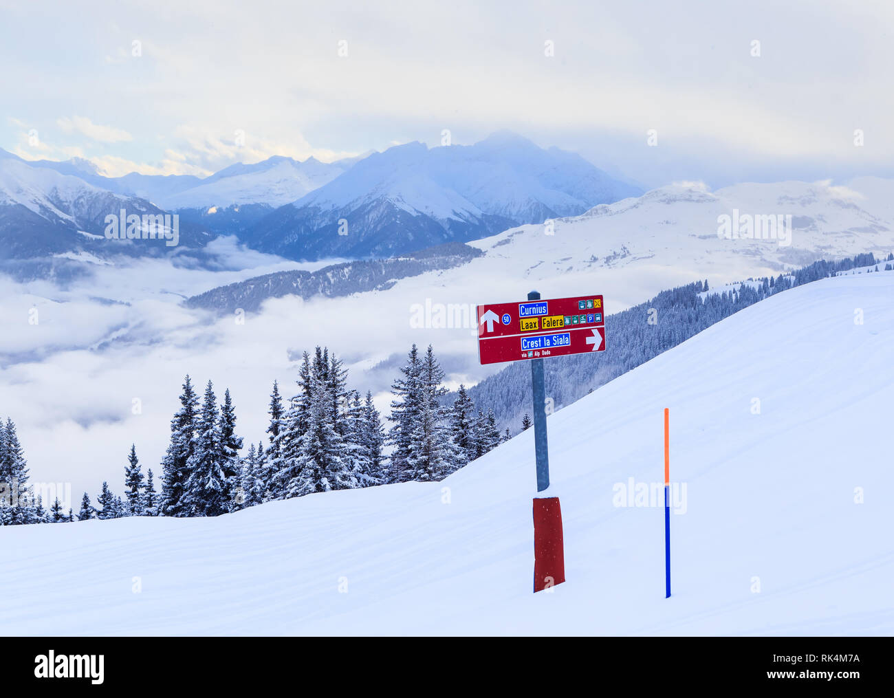 Zeiger auf die Spur im Skigebiet Laax. Schweiz Stockfoto