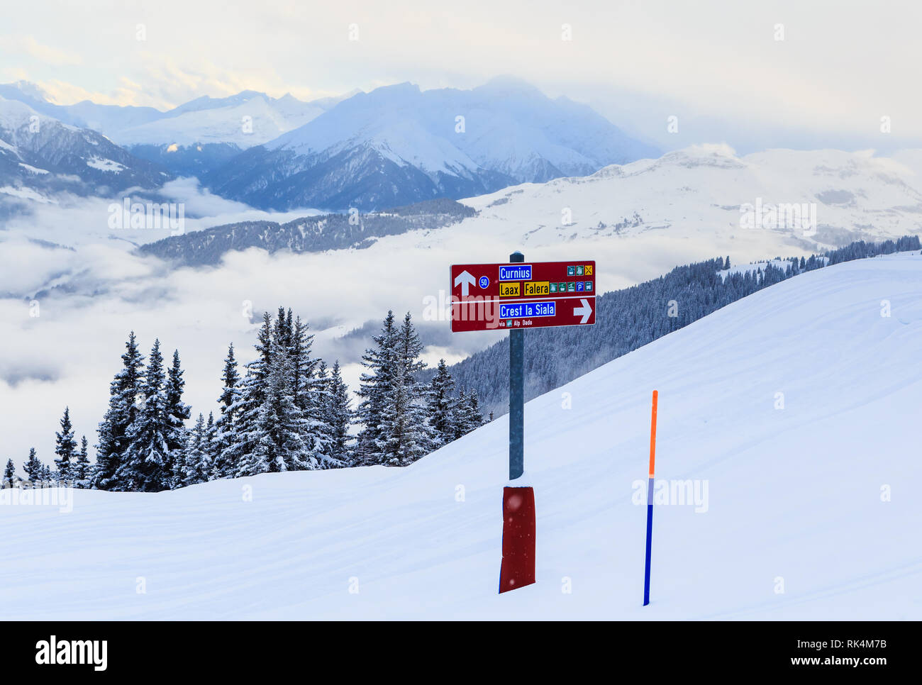 Zeiger auf die Spur im Skigebiet Laax. Schweiz Stockfoto