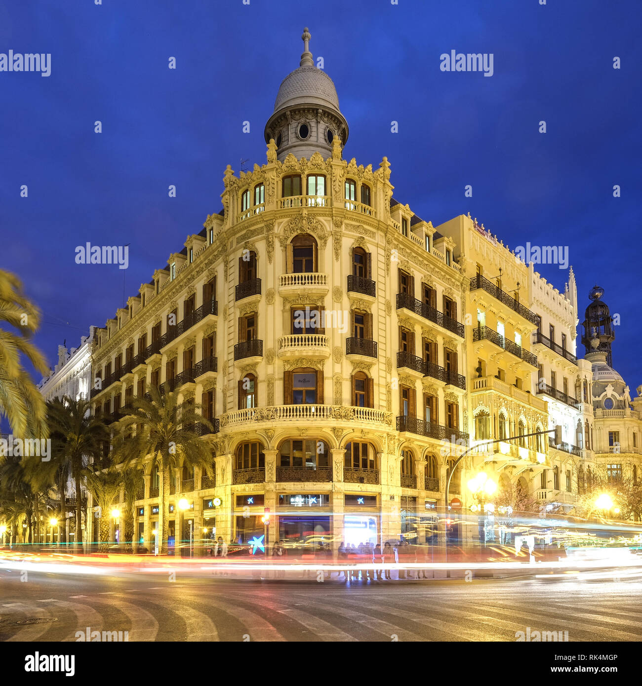 Die Stadt Valencia leuchtet nachts Stockfoto