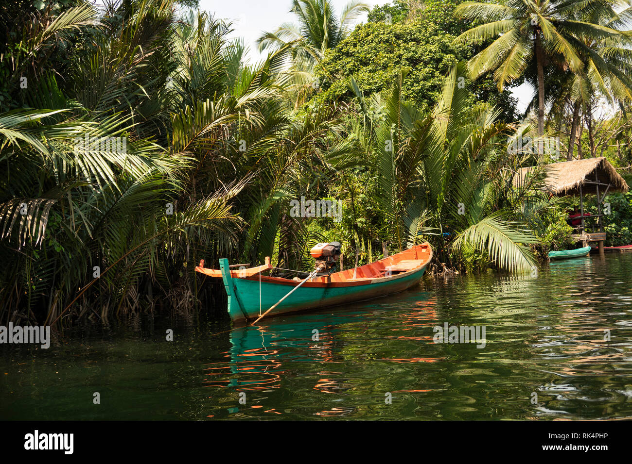 Kambodscha, Koh Kong Provinz, Tatai, Grün und Orange lackiert Boot auf Tatai Fluss günstig Stockfoto