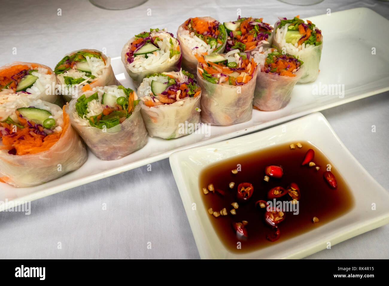 Kambodscha, Koh Kong Provinz, Tatai, Rainbow Lodge Resort, Restaurant, frisches Gemüse Frühlingsrollen serviert mit Chili und Sojasauce dip Stockfoto