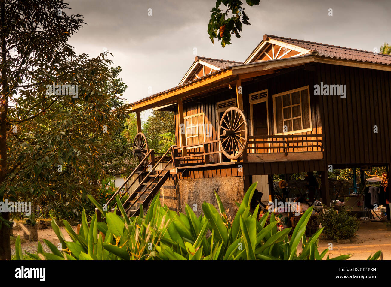 Kambodscha, Koh Kong Provinz, Chi Phat, Gemeinschaft Tourismus Projekt, Sun Bear Bungalows, alte Wagenräder dekorieren Bauernhaus Balkon Stockfoto