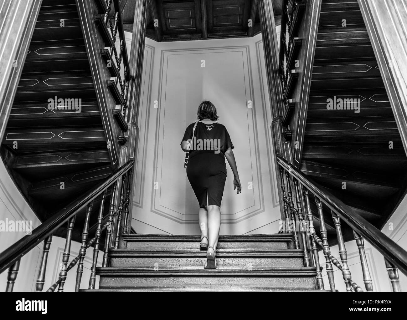 Leipzig, Deutschland - 30. 07. 2017: Junge Dame bis zu Fuß die Treppe des Felix Mendelssohn Bartholdy Museum Stockfoto
