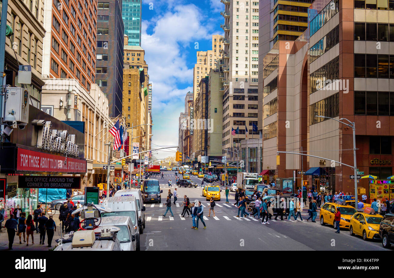 New York, New York/USA, 04.13.2018: 7. Avenue in Manhattan mit zebrastreifen Menschen und Verkehr Stockfoto