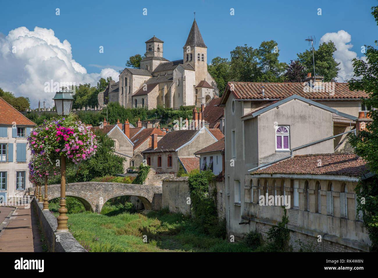 Blick auf altes Hotel in Châtillon-sur-Seine mit Blick auf die Kirche von Châtillon-sur-Seine Stockfoto