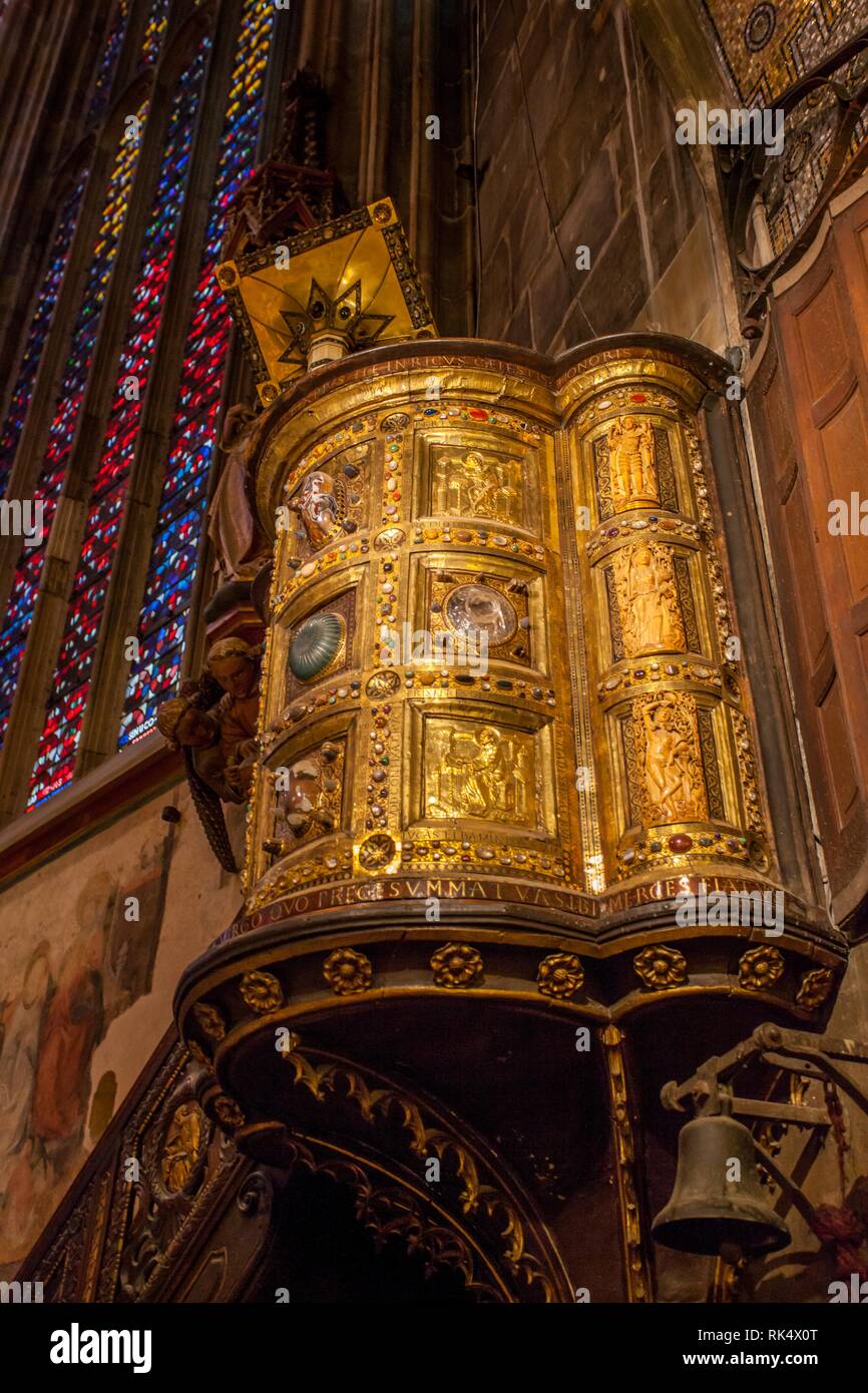 Gold predigt Stuhl in das Innere der Dom in Aachen Stockfoto