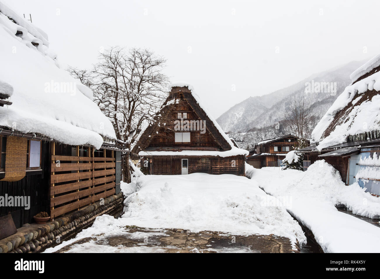Shirakawago Dorf mit Schneefall im Winter. Wahrzeichen von Gifu, Takayama, Japan. Stockfoto
