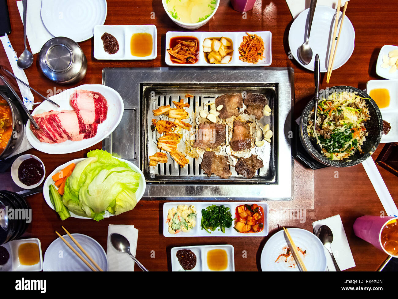 Traditionelle koreanische Essen mit Grill und Gemüse in einem Restaurant Stockfoto