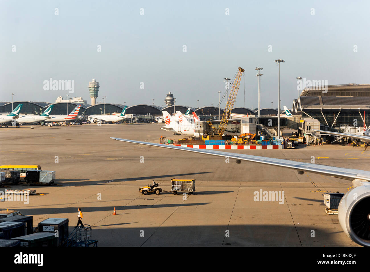 Am frühen morgen rush zum internationalen Flughafen Hong Kong. Das Personal und die Fahrgäste wieder die täglichen Aktivitäten. Stockfoto