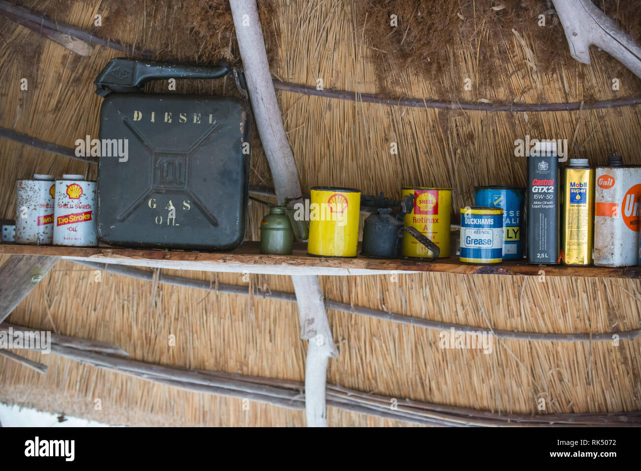 Schmierstoffe und Diesel auf einem Regal in afrikanische Hütte Stockfoto