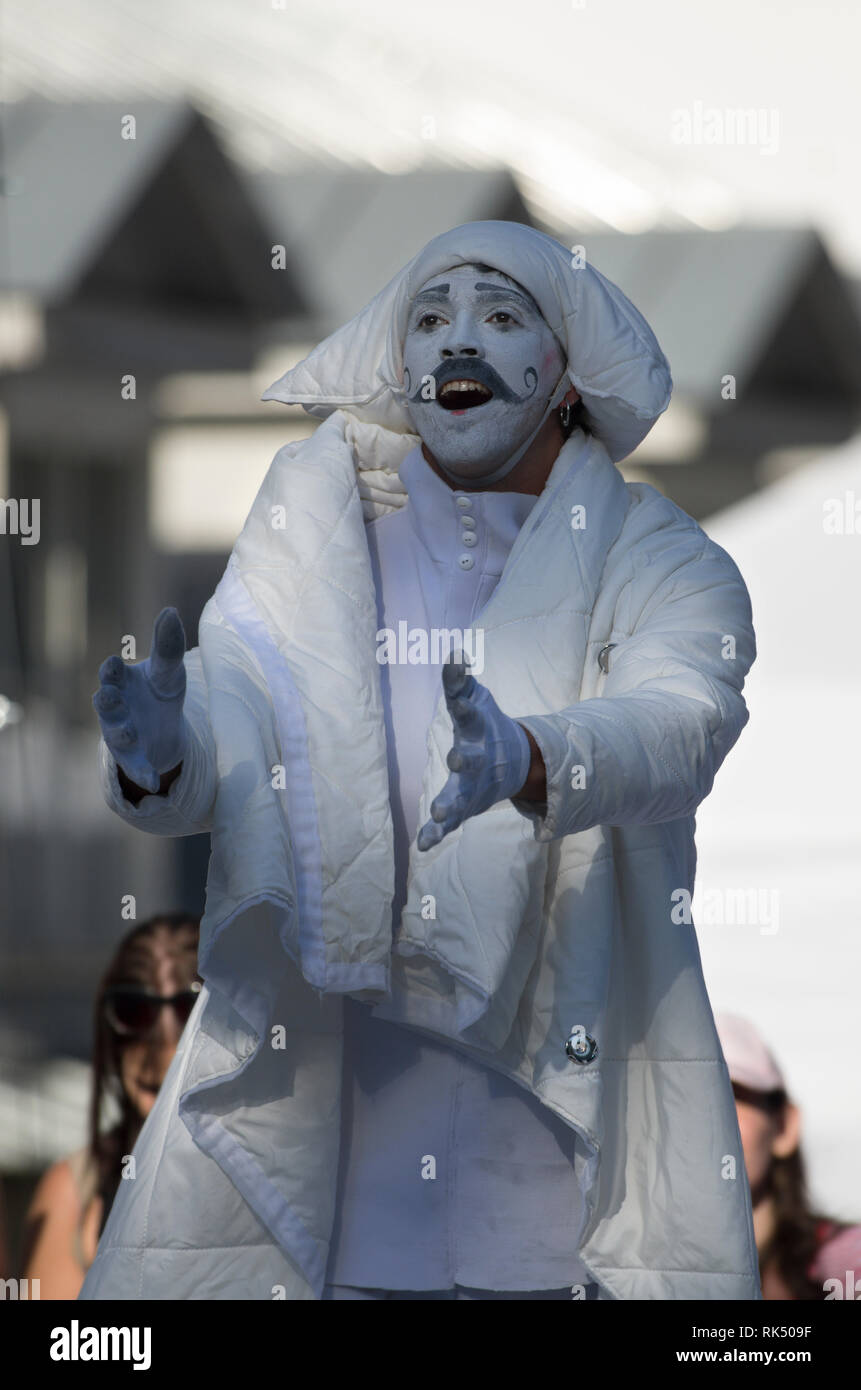 Sankt Petersburg, Russland - August 4, 2018: Internationales Festival der Street Theater" elagin Park'. Überrascht Mann mit Schnurrbart hält seine Hände f Stockfoto