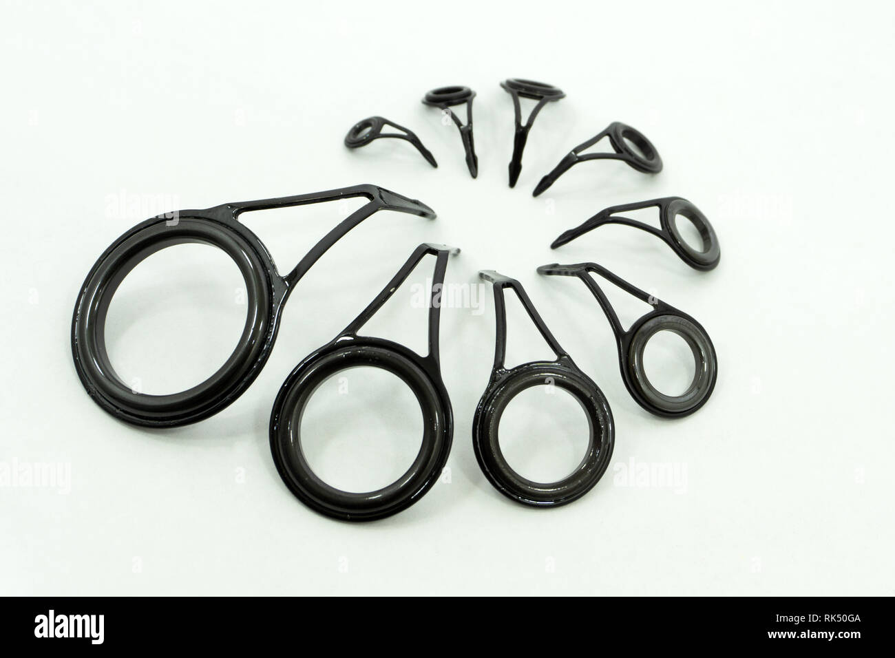 Schwarz-weiß-Bild der Fischenausrüstung - Linie Ring einer Angelrute. Stockfoto