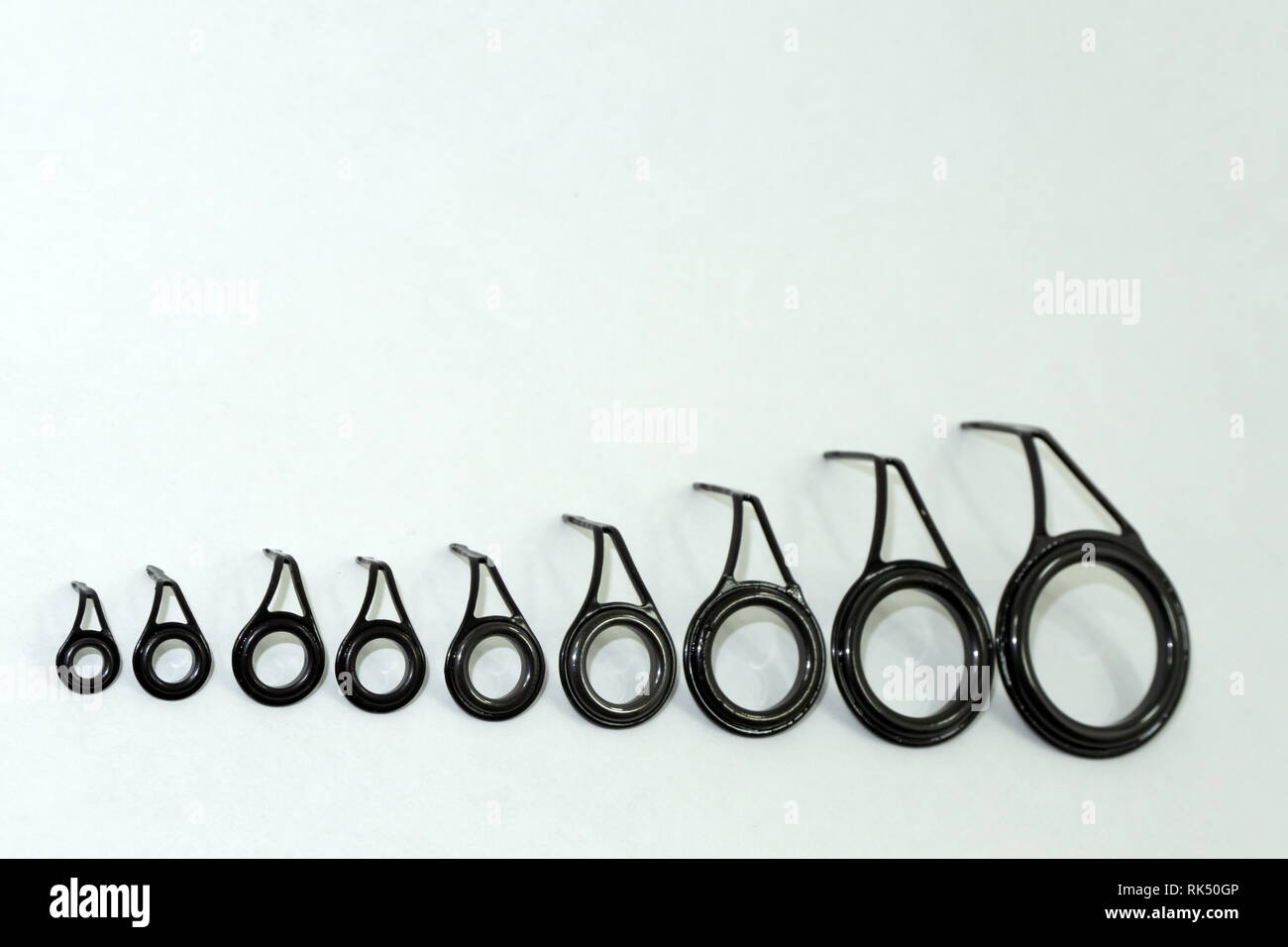 Angelrute spinnenden Ring für Linie Nahaufnahme, isoliert auf weißem Hintergrund. Stockfoto