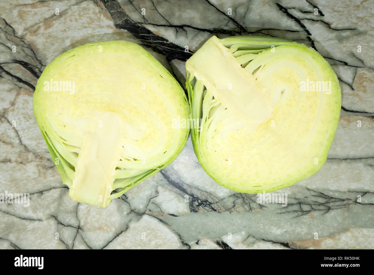 Kohl und geschnittenen Kohl auf Holz- Markt, Stockfoto