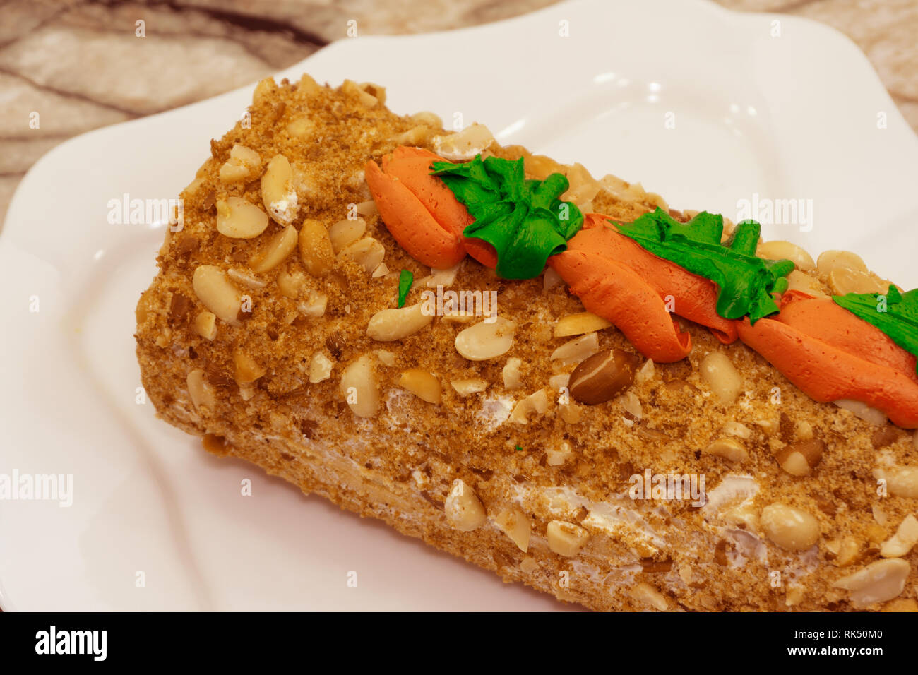 Neuer Trend in der cuisiune. Süße sushi Rollen in Pfannkuchen mit Frischkäse, Erdbeere und Banane auf dunklem Hintergrund, in der Nähe der Chinesischen Stäbchen. Stockfoto
