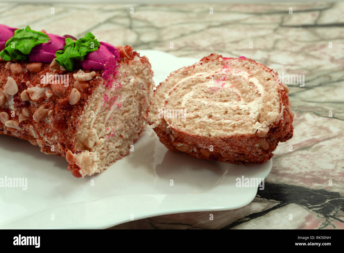 Süßes Gebäck Blätterteig Puderzucker Muttern Konfitüre Bratäpfel. Stockfoto