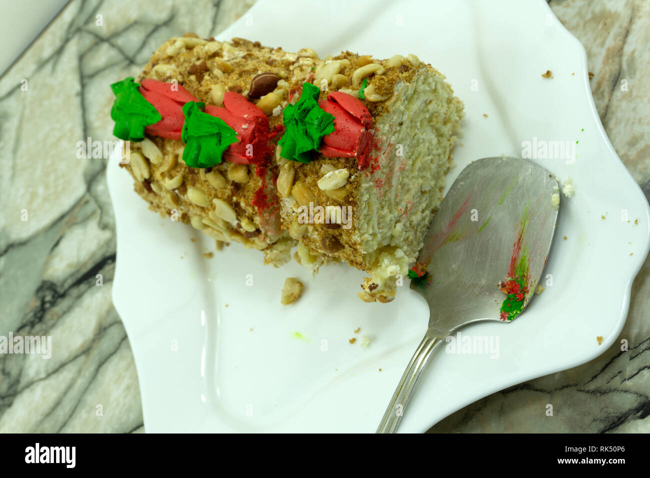 Zwei Stücke von Honig Kuchen auf eine Platte: neun Schichten mit köstlichen saure Sahne und Walnüssen abgedeckt. Stockfoto