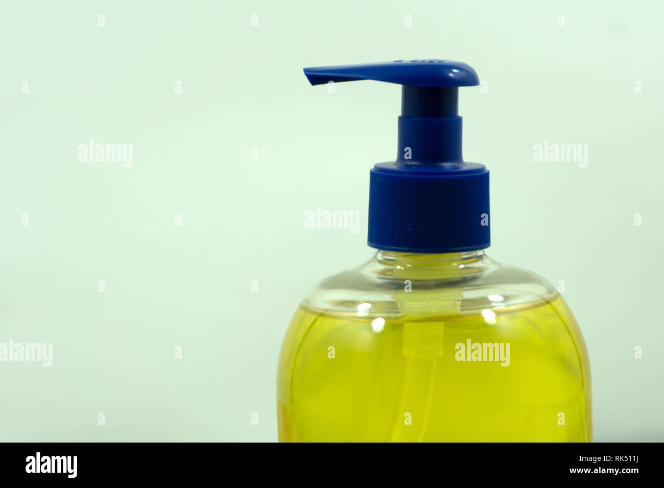 Satz von verschiedenen Flaschen für Schönheit, Hygiene und Gesundheit auf einen weißen Hintergrund mit Reflexion, sie Shampoo, Conditioner und andere Haarpflegemittel. Stockfoto