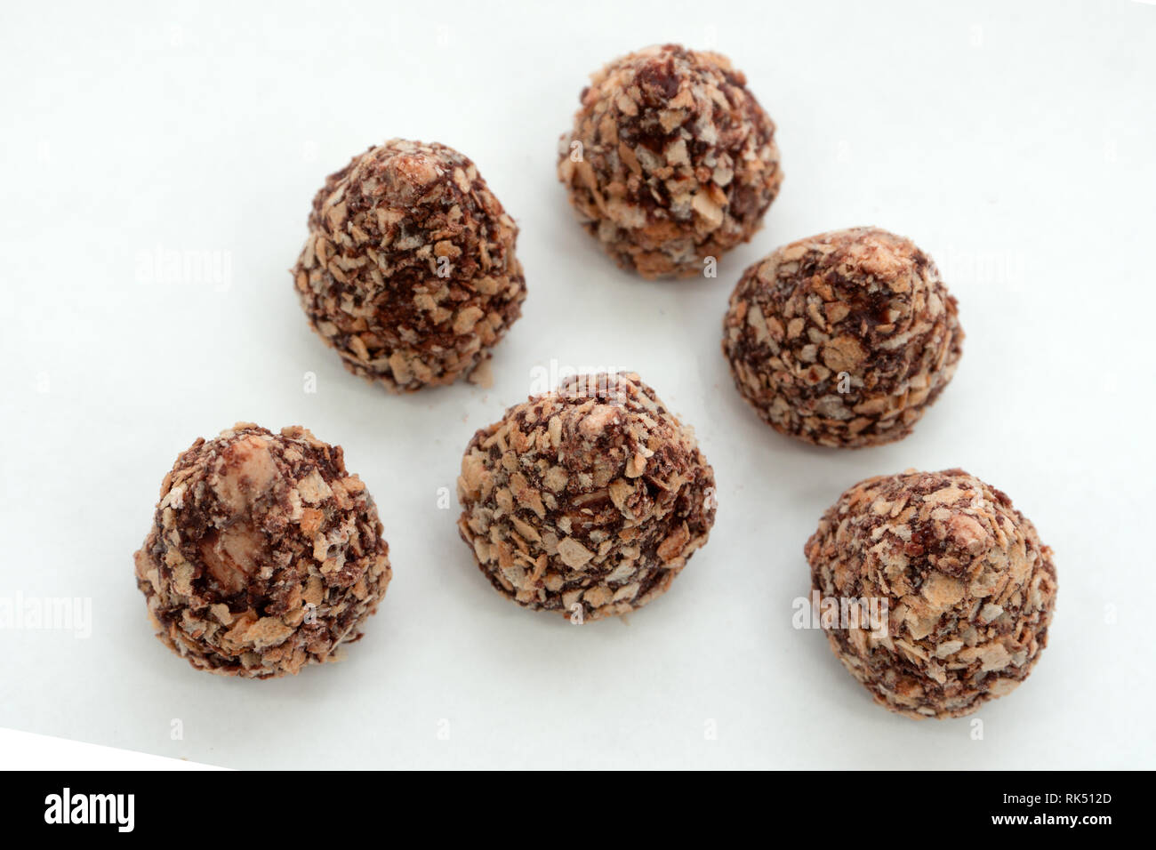 Schokolade Bonbons mit Füllung auf weißem Hintergrund. Stockfoto