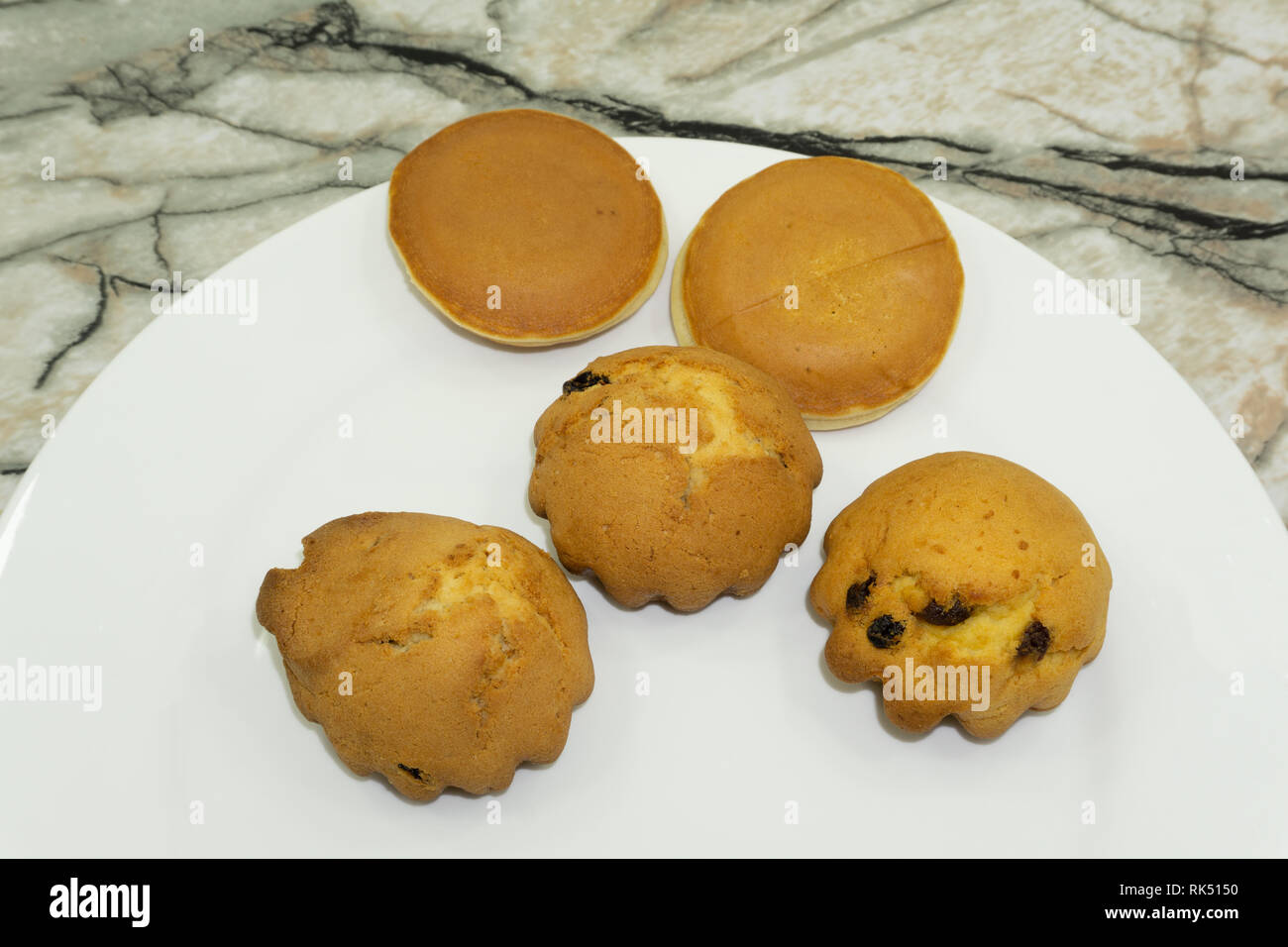 Maamoul oder mamoul - Arabisch cookies gefüllte Datteln mit Kokosnuss in der Nähe von hölzernen Schimmel auf vintage Holztisch Hintergrund selektiven Fokus getonten Bild. Stockfoto