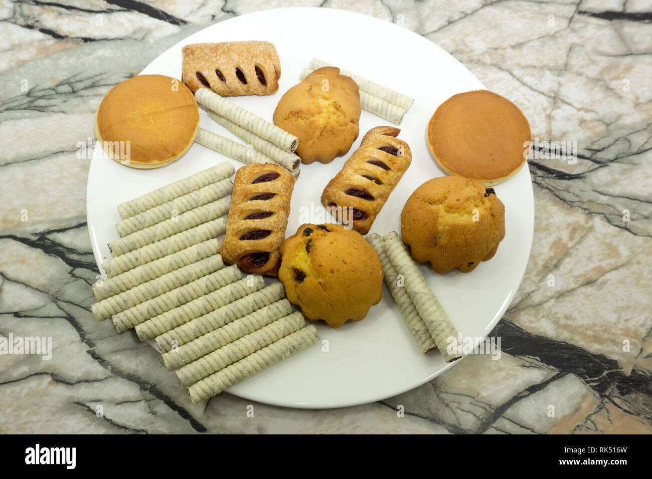 Verschiedene hausgemachte Muffins mit Schokolade und Beeren und Backzutaten essen Hintergrund mit Copyspace. Stockfoto