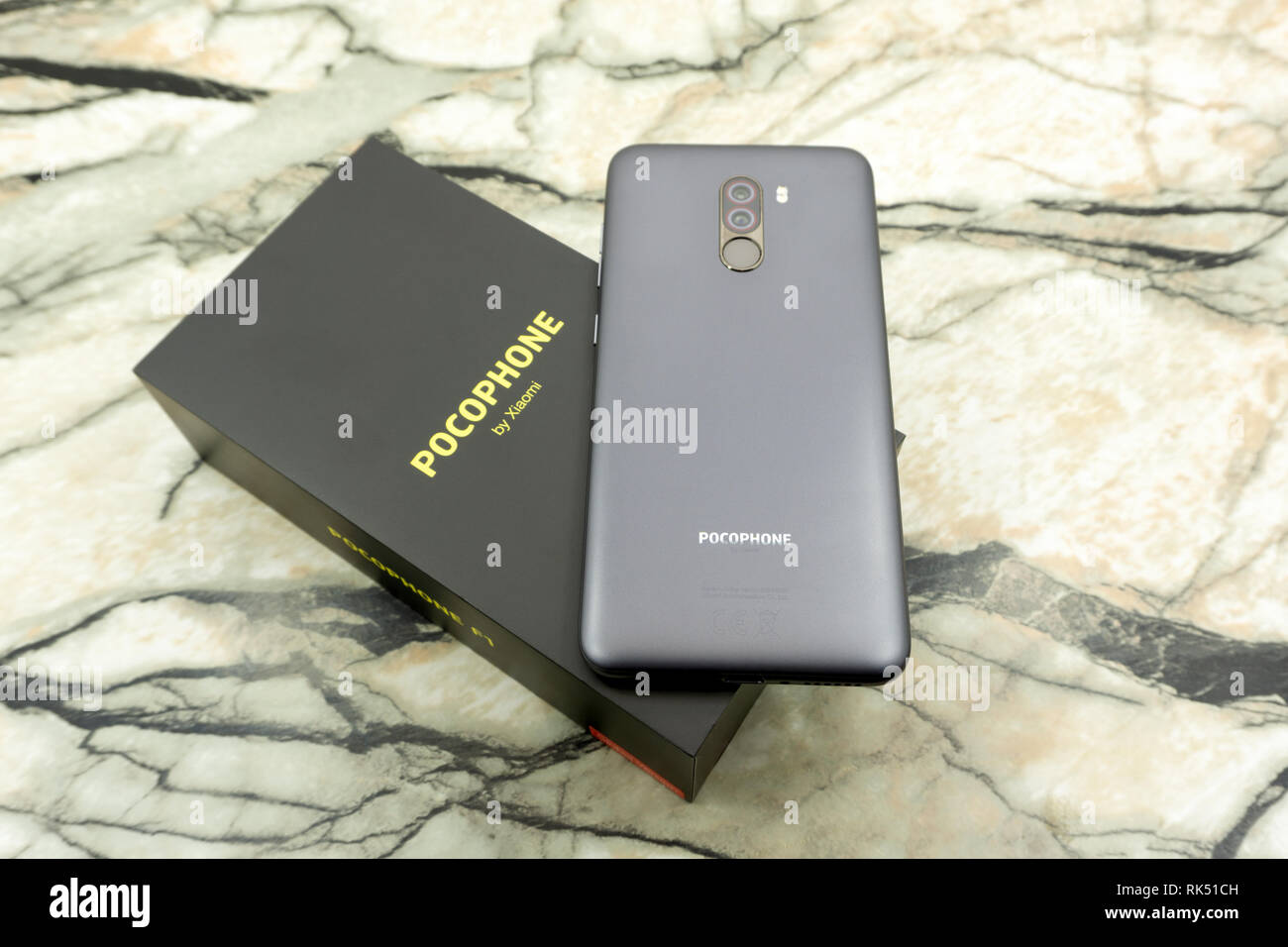 Russland Berezniki November 17, 2018 - Neues smartphone POCOPHONE F1 Meister der Geschwindigkeit durch xiaomi Unboxing, hoch. Stockfoto