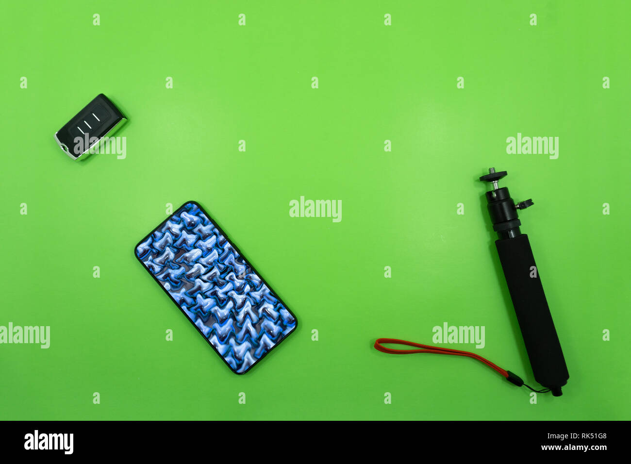 Mit selfie Stick auf weißem Hintergrund Smartphone. Stockfoto