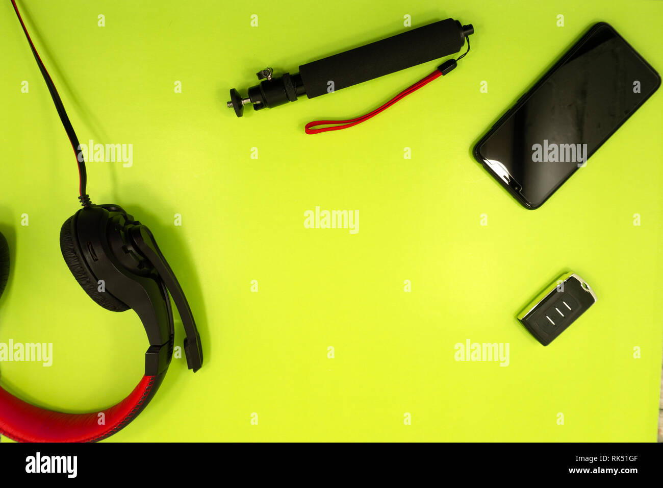 Eine weiße Smartphone aufladen mit einem gelben powerbank auf Pastell orange und lila Hintergrund. Der Ladevorgang Smartphone auf Kontrast Farbe Hintergrund. Die quantitativen Simulatio Stockfoto