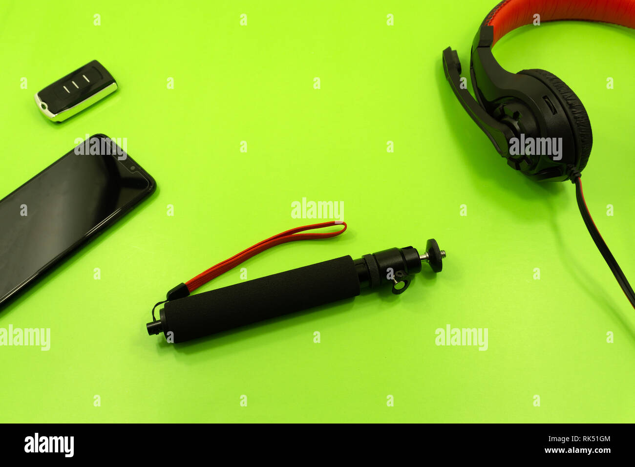 Eine weiße Smartphone aufladen mit einem gelben powerbank auf Pastell rosa und gelbem Hintergrund. Der Ladevorgang Smartphone auf Kontrast Farbe Hintergrund. Das Konzept Stockfoto