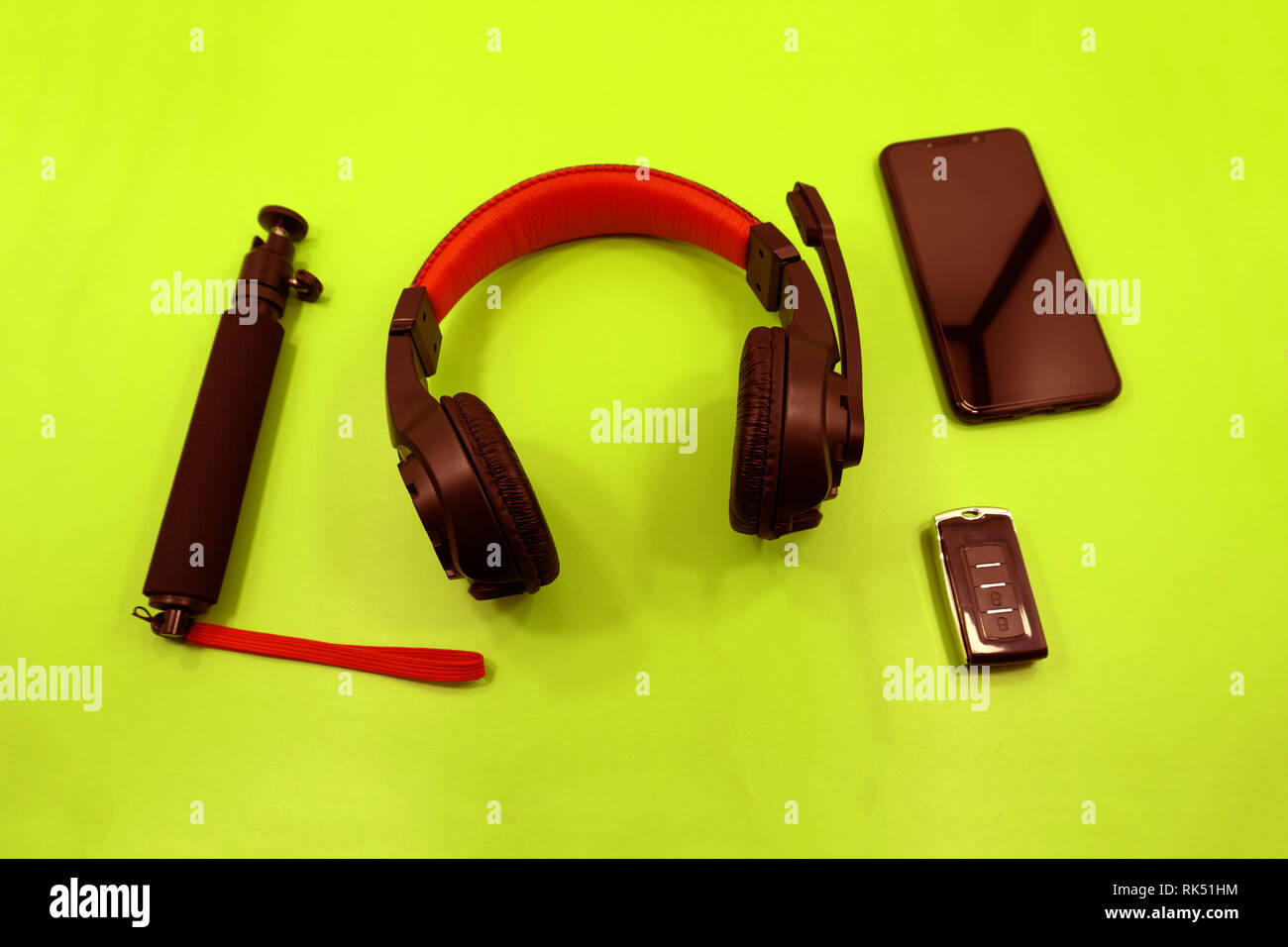Mit Kopfhörer, Tasse Kaffee, Notebook und Gläser auf blauem Hintergrund Smartphone Stockfoto