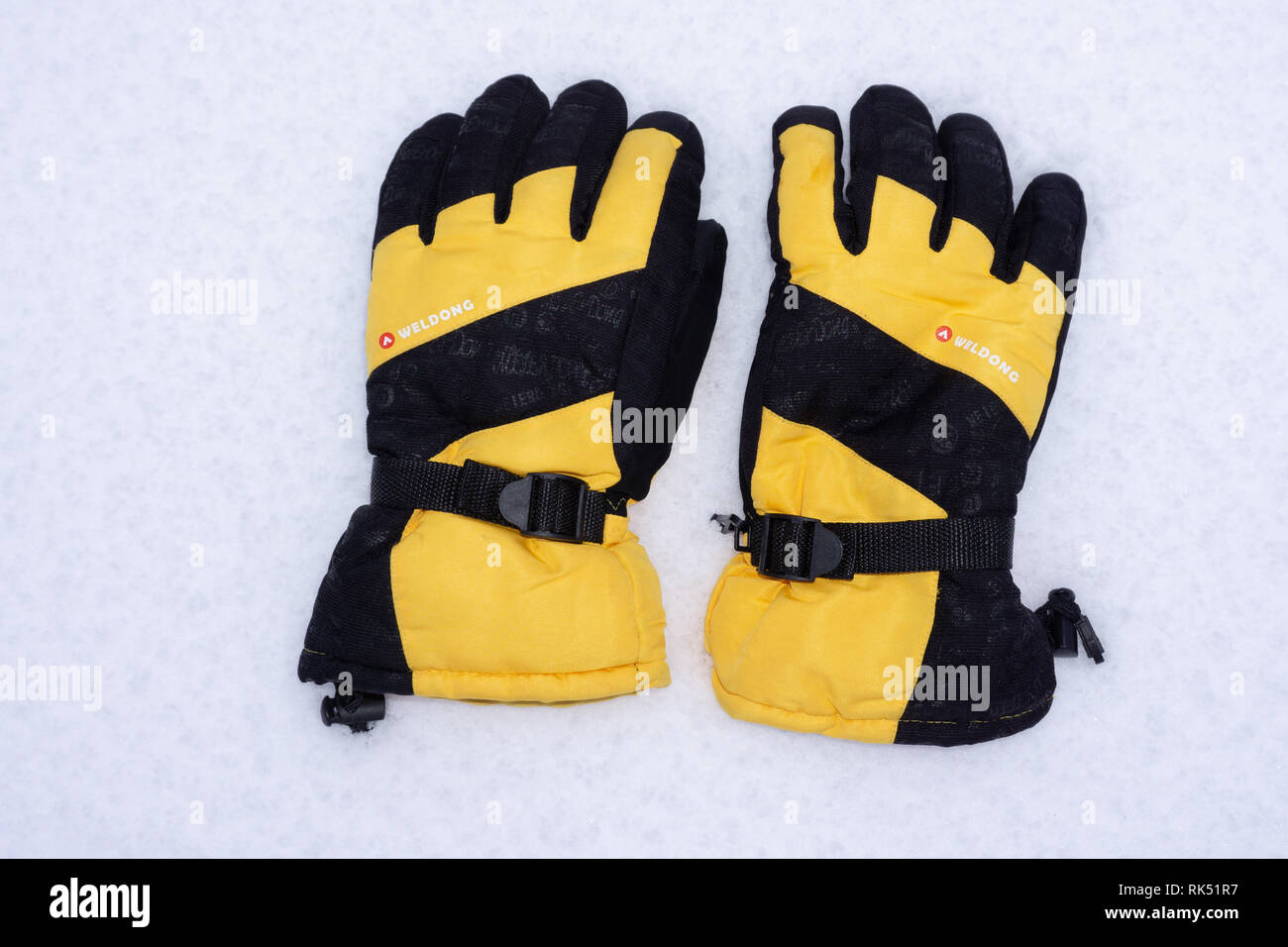 Handschuhe auf weißem Hintergrund Holz board Farben. Stockfoto