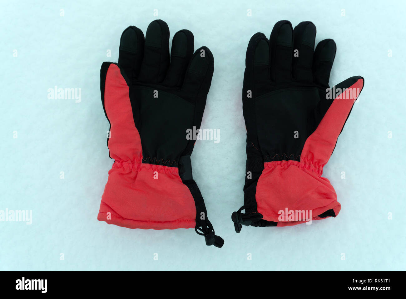 Fitnessgeräte fitness Routine und gesunden Lebensstil Konzept mit workout Handschuhe verwendet die Hände aus den Entwicklungsländern Hühneraugen und Hornhaut isoliert zu schützen. Stockfoto